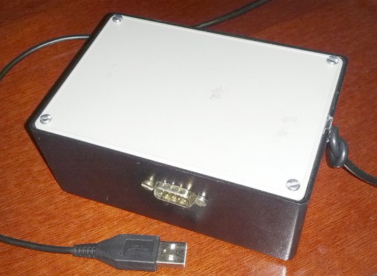 Picture of the finished box, already closed. We can see the USB cable and one of the DE9 connectors.